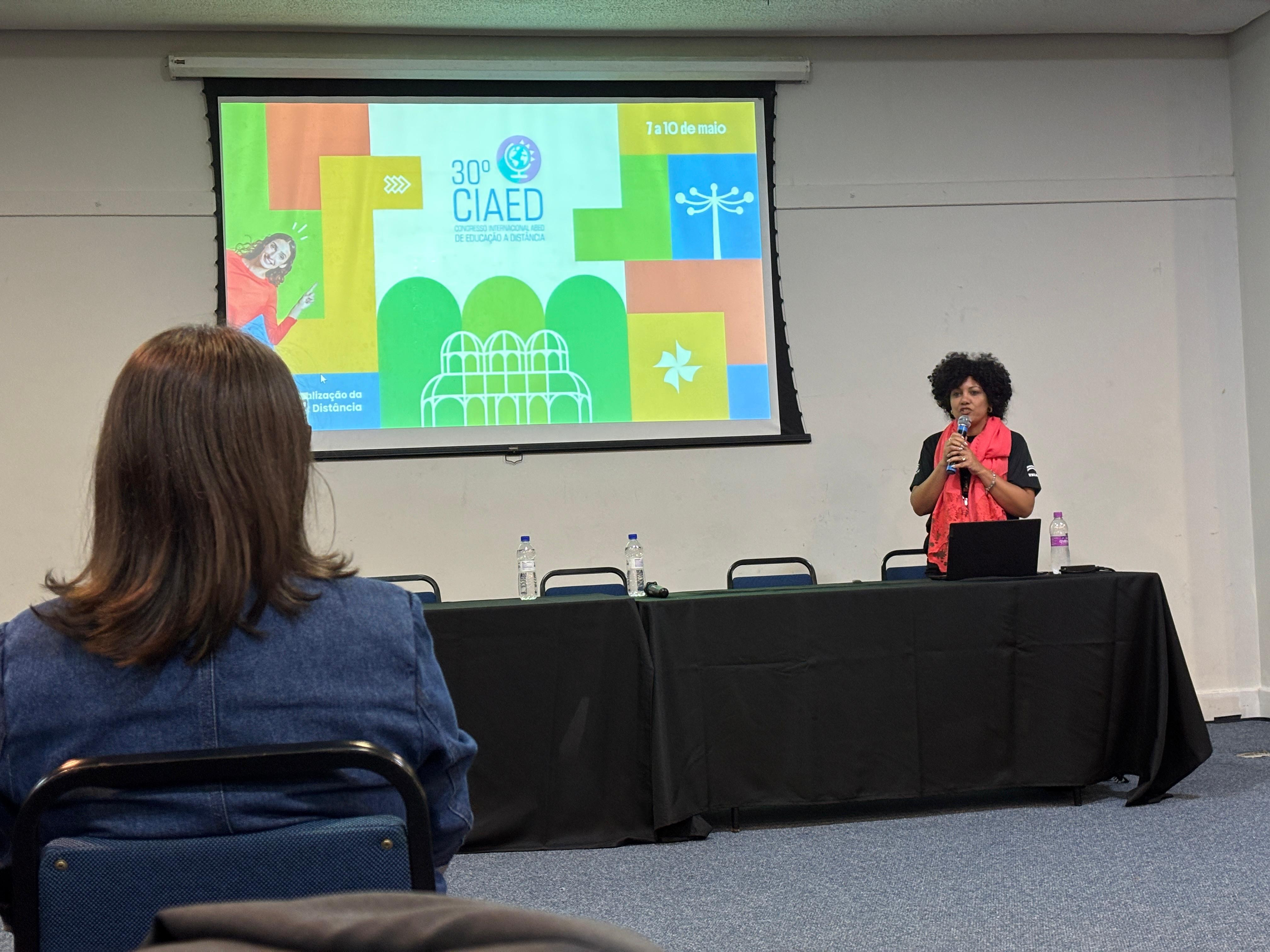 Pró-reitora EAD da UNIASSELVI na apresentação do evento